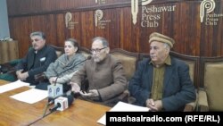 د بشري حقونو د کمېشن غړي د پېښور خبریالانو په مرکز کې د رپورټ وړاندې کولو پر مهال معلومات ورکوي - د ډېسېمبر ۲۷مې انځور.