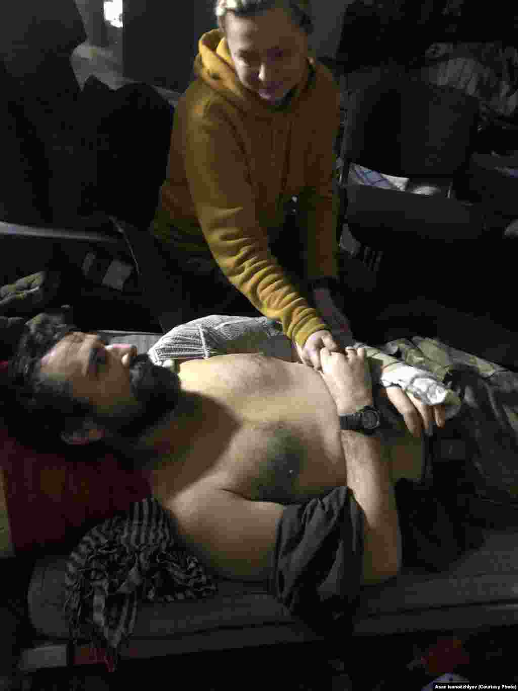 Alla ve Maksim, "Azov" polkunıñ tibbiyet hızmetinden, "Azovstal"ge beraber tüştiler. Maksim ağır yaralanğanda, Alla aqayını terk etmedi ve oña şahsen baqtı