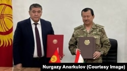 Камчыбек Ташиев и Саймумин Ятимов после подписания протокола по границе. 2 октября 2023 года. 