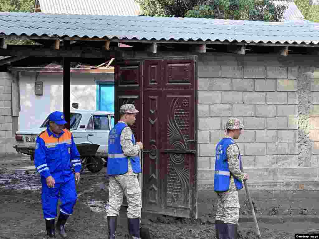 Гулистан айыл аймагындагы Тажик-Кыштак айылында Чили-Сайга сел түшүп, 7-8 турак үйдүн короо сарайларына суу кирип, көпүрөнүн астына суу толуп калган. Издеп-куткаруу иштерине Ош шаарынан, Араван жана Кара-Суу райондорунан да куткаруучулар тартылууда.&nbsp;