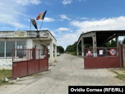 România are mai multe fabrici de armament învechite. În imagine, intrarea la cea de pulberi din Făgăraș.