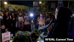 Ýurduň dürli künjeklerinde gül goýmaga gelip, kanun bozmakda güman edilen adamlaryň 430-dan gowragynyň tussag edilendigi habar berilýär.