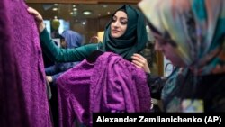 چند زن مسلمان محجبه در مسکو، در روزی که در روسیه، روز جهانی حجاب نامگذاری شده است.