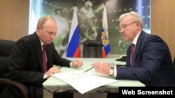 არტიომ უსის მამა, ალექსანდრ უსი და ვლადიმერ პუტინი