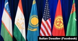 Борбор Азиянын жана Кошмо Штаттардын желектери.