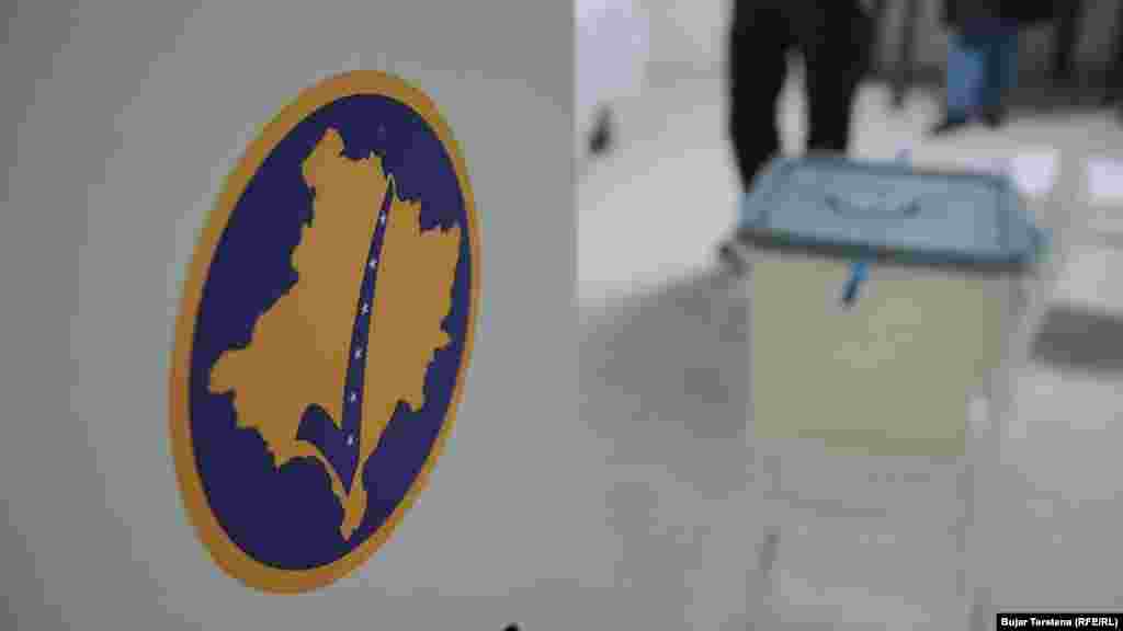 Votimet po bojktohen nga Lista Serbe, partia më e madhe e serbëve në Kosovë që gëzon mbështetjen e Beogradit.&nbsp;