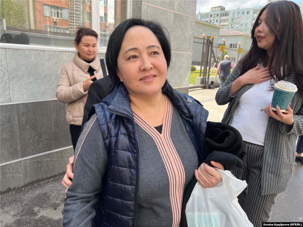 12-апрелде Биринчи Май райондук сотунда Кемпир-Абад иши боюнча беш айдан ашуун камакта жаткан саясатчы, Конституциялык палатанын мурдагы судьясы Клара Сооронкулова үй камагына чыкты. Аны менен катар мурдагы депутат&nbsp;Асия Сасыкбаева, Боршайкомдун мурдагы мүчөсү&nbsp;Гүлнара Журабаева,&nbsp;мурдагы элчи&nbsp;Мамбетжунус Абылов,&nbsp;"Бириккен демократиялык кыймылдын" мүчөсү&nbsp;Улукбек Маматаев,&nbsp;активист&nbsp;Чыңгыз Капаров,&nbsp;активист&nbsp;Таалайбек Мадеминов&nbsp;үй камагына чыгышты. &nbsp;