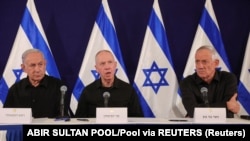 Израилдин аскердик кабинетинин үч мүчөсү: премьер-министри Биньямин Нетаньяху, коргоо министри Йоав Галлант жана мурдагы коргоо министри Бенни Ганц.