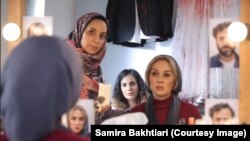 در فیلم «من، مریم، بچه‌ها و ۲۶ نفر دیگر» برخی بازیگران زن حجاب دارند و برخی بی‌حجاب اجباری دیده می‌شوند