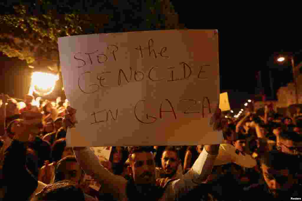 Protestuesit para Ambasadës franceze në Tunis, Tunizi, 17 tetor 2023.