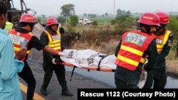 رېسکیو ۱۱۲۲ وايي چې مړي او ژوبل یې د پېنډي بټیا روغتون ته انتقال کړي دي - د اګست ۲۰مې انځور.