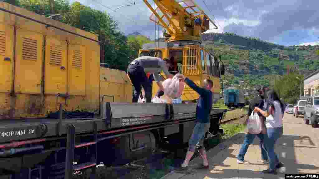 &bdquo;În interiorul clădirilor, la intrările acestora, în magazine și în alte locuri există un strat destul de gros de noroi și produse deteriorate care pot fi îndepărtate doar prin muncă manuală&rdquo;, a spus Sanosian.