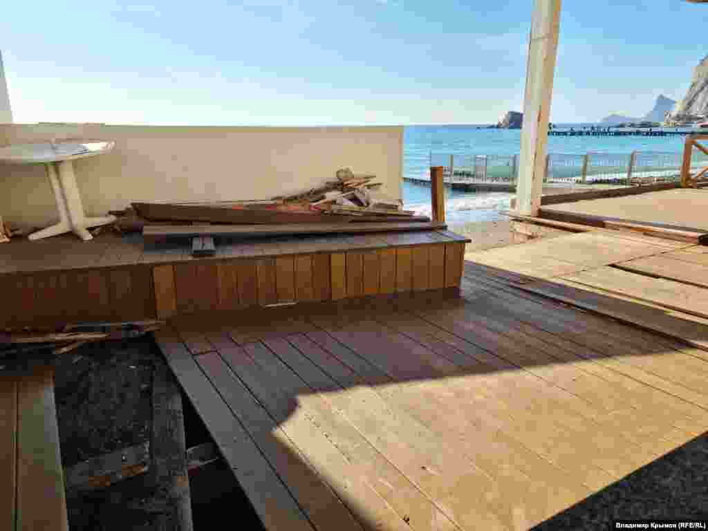 Сильно постраждали дерев'яні частини будівель на пляжі