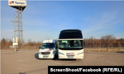 Autobusi i kompanisë "Kuna tours" gjatë ditës së zgjedhjeve në Serbi.