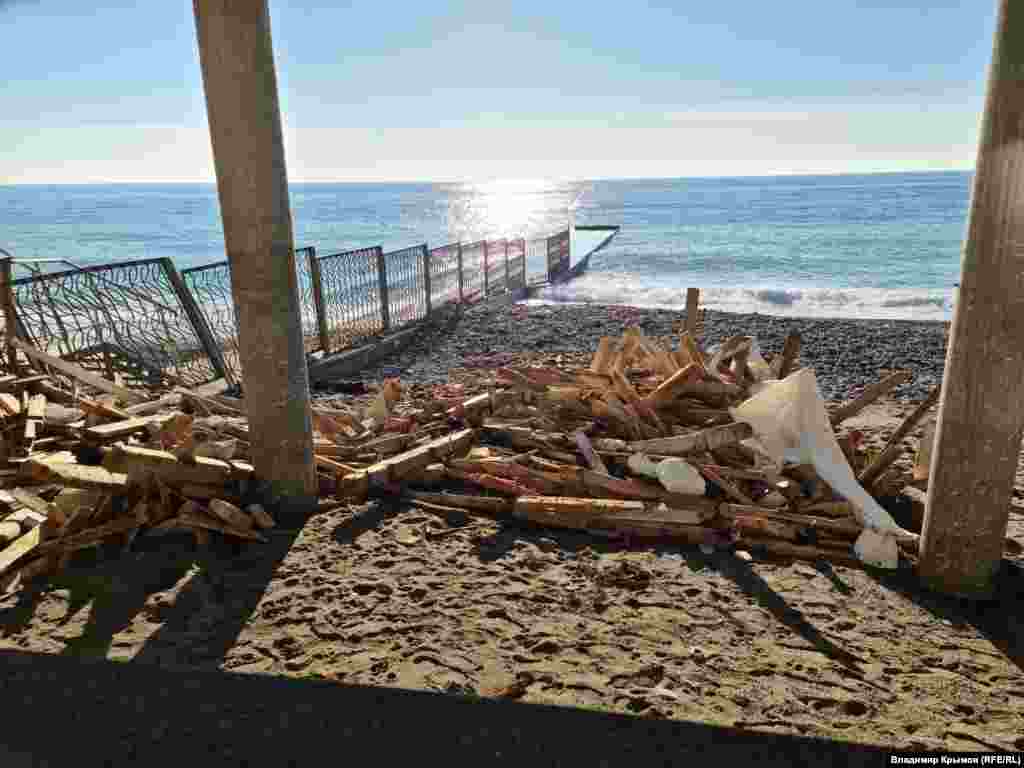 Деякі дерев'яні будови повністю зруйновані