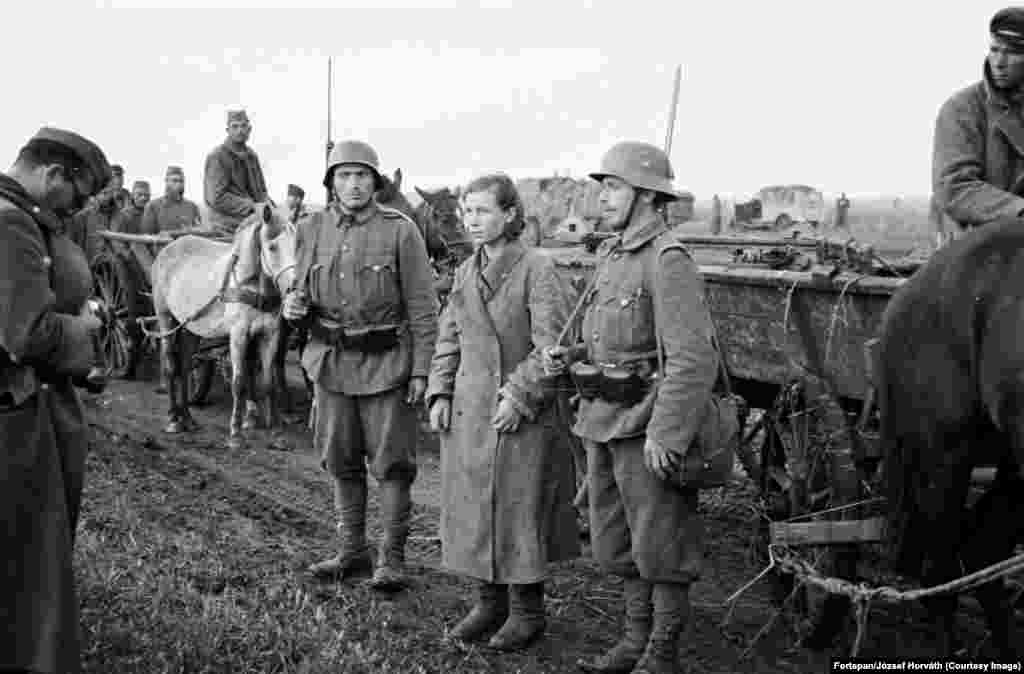 Млада партизанка, заловена от нахлуващите войски на Оста (Рим-Берлин-Токио), на неуточнено място в днешна Украйна през 1941 година. &nbsp; 