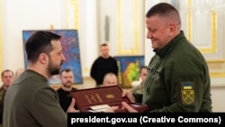 Украин президенти Владимир Зеленский армиянын кол башчысы Валерий Залужныйга "Алтын жылдыз" сыйлыгын тапшырып жатат, 9-февраль, 2024-жыл