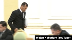 Annaberdiýew prezidentiň "gidiberiň" sözünden soň, mejlisiň zalyny terk edýär.