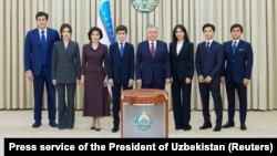 Шавкат Мирзиёев үй-бүлөсү менен. 2023-жыл.