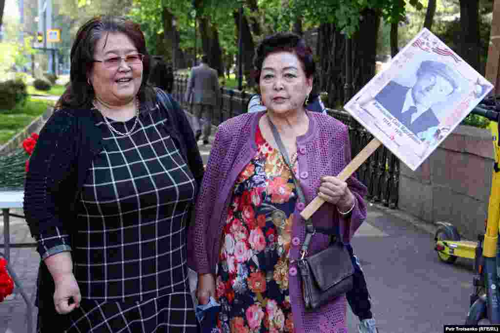 Как таковой акции &laquo;Бессмертный полк&raquo; в Алматы не было. Все, кто принёс собой портреты родственников, погибших во Второй мировой войне, сделали это по собственной инициативе и двигались по парку разрозненно