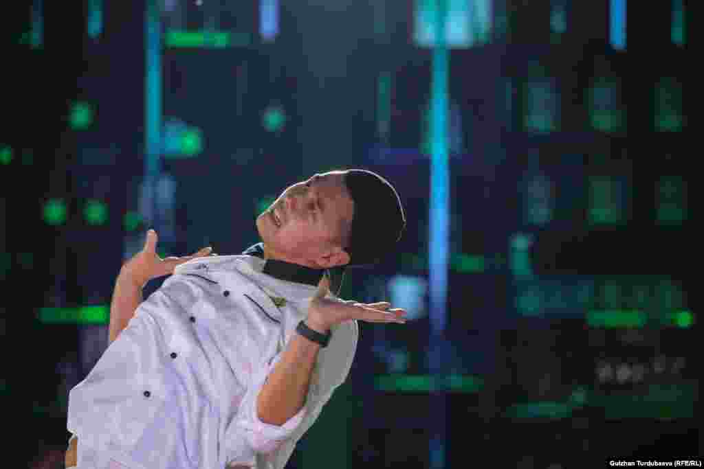 Заманбап бий &ndash; эркин бийлөө стили. Мында бийчи балет, жаз, хип-хоп жана башка стилдердин элементтерин айкалыштырып бийлейт.&nbsp;