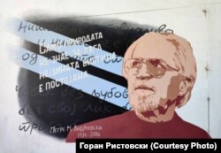 Petre M.Andreevski na muralu Gorana Ristovskog, april 2024.