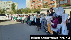 Соттун алдына нааразылык акциясына чыккандар, 4-октябрь, 2023-жыл.