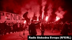 Nekoliko stotina građana, uglavnom srednjoškolaca, okupilo se u Sarajevu da oda počast devetnaestogodišnjem Farisu Pendeku, koji je ubijen u nedjelju 31. januara. 