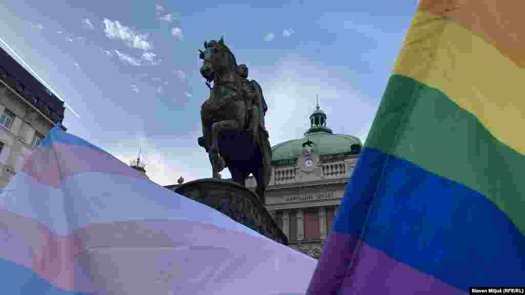 Nakon napada na aktiviste i novinare reagovali su iz Kancelarije visokog predstavnika u Bosni i Hercegovini (OHR), kao i iz Ambasade SAD u BiH. "Osuđujemo nasilni napad na aktiviste koji su se mirno okupljali u Banjaluci. Vlasti moraju identifikovati i procesuirati one koji su počinili ovaj gnusni čin", navodi se u objavi američke ambasade na Tviteru (Twitter).