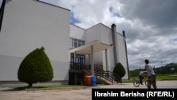 Djeca ispred Osnovne škole u Lipljanu, arhivska fotografija iz 2022. godine