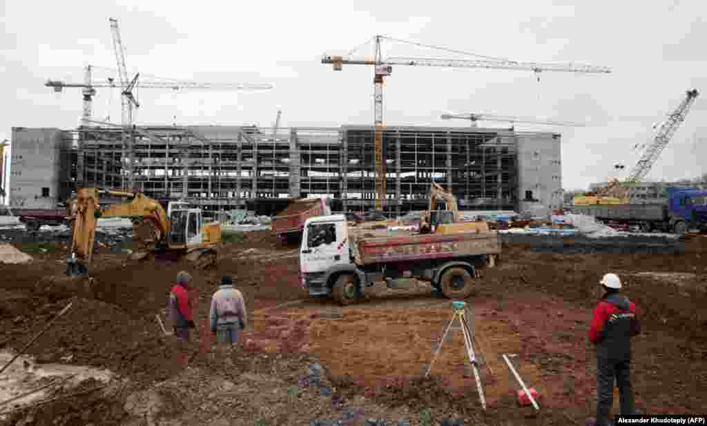 Aeroportul este prezentat în construcție în februarie 2011. Aeroportul renovat din Donețk a fost construit la timp pentru a găzdui echipele și fanii Campionatului European de Fotbal UEFA 2012, pe care Ucraina l-a găzduit împreună cu Polonia.