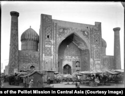 Samarkandyň taryhy merkezi bolan Registan meýdany, ony söwdagärleriň dükanlary doldurypdyr. Gümmezli jaý Şerdor medresesi bolmaly (ýokarda iki şiriň şekili bar).