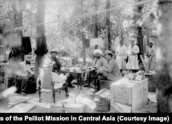 Ekspedisiýa Oşdaky lagerde, ýerli ýokary derejeli resmiler bilen duşuşýar.