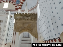 Gjatë rinovimit u përdorën edhe fragmente të xhamisë origjinale.