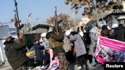 تصویر آرشیف: طالبان یک گردهمایی زنان را در کابل با فیر های هوایی مختل کردند