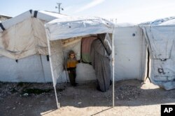 Žena s djetetom u kampu Roj, februar 2022.