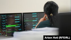 Kjo infermiere përcjell gjendjen e foshnjave përmes monitorit.