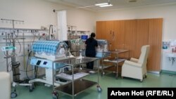 Kjo infermiere po kujdeset për pesë foshnja të vendosura në njësinë e kujdesit intensiv në Neonatologji.