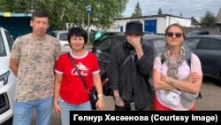 Гөлнур Хөсәенова, сулда аның ире, уңда - Азатка теләктәшлек белдерүчеләр