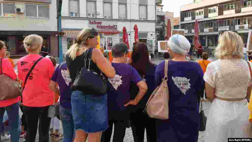 Raković kaže i kako je ova organizacija organizovala proteste i nakon što je njihovu sugrađanku Edinu Odobašić suprug Enis zadavio u centru tog grada. On se nakon toga objesio. Iza njih je ostalo maloljetno dijete. &nbsp;