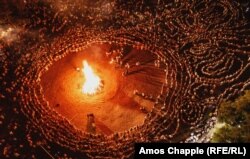 Танец вокруг костра под традиционную музыку на фестивале «Жеравна» в Болгарии, август. Автор: Эймос Чаппл, Radio Free Europe/Radio Liberty.