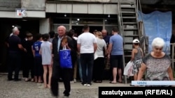 Жикчил Тоолуу Карабактын борбору Степанакертте нанга кезекке тургандар. 2-август, 2023-жыл.