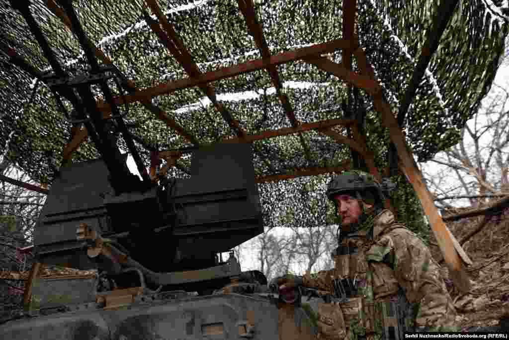 Сергій (28 років) &ndash; з Донбасу, жив на Закарпатті, займався соціальною роботою.&nbsp;&laquo;Я чекав на повістку, це ж Закарпаття, їх роздають направо і наліво, &ndash; посміхається Сергій. &ndash; Я підійшов на блокпосту і кажу: &laquo;Дайте повістку&raquo;. А вони: &laquo;Вам ще немає 26&raquo;. А мені ще 4 місяці до 27. Я пішов у військкомат &ndash; і з 12 травня 2022-го тут&raquo;