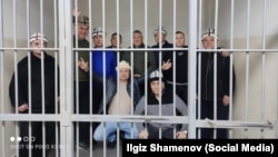 Кемпир-Абад иши боюнча абакта жаткандар. Булардын ичинен Кубанычбек Кадыров, Кеңешбек Дүйшөбаев эркиндикке чыккан.