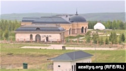 Uşkonyr belentligindäki köşk. Ol Nursoltan Nazarbaewiň dogduk obasy Şamalganyň golaýynda ýerleşýär. 