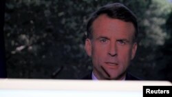 Francuski predsjednik Emmanuel Macron obraća se povodim raspuštanja parlamenta nakon zatvaranja birališta za evropske izbore, Pariz, 9. juni 2024. 