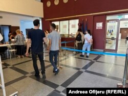 Marți, în holul de la Biroul Electoral Sector 1 președinții au fost înregistrați, li s-a dat sacii cu procesele verbale ale secției (ținute de luni seara în sala sigilată), apoi au mers la ultimul etaj al clădirii pentru a le preda comisiei.