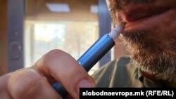 Конзумирање на електронски цигари со тутунски патрони.