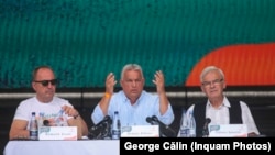 Premierul ungar Viktor Orbán (centru), alături de Laszlo Tokes (dreapta) și de Zsolt Németh, președintele comisiei de afaceri externe a parlamentului ungar, la școala de vară de la Băile Tușnad, Harghita - 27 iulie 2024. 