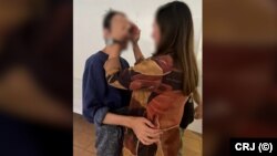 Un beneficiar al sistemului de protecție socială din România alături de un voluntar care se îngrijește de soarta sa încă de când era copil. 